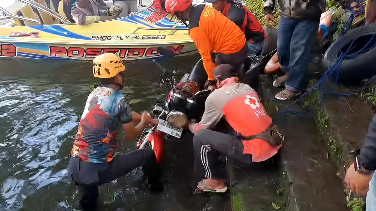 evakuasi-motor-wisatawan-di-Telaga-Sarangan-Magetan-Jatim.jpg