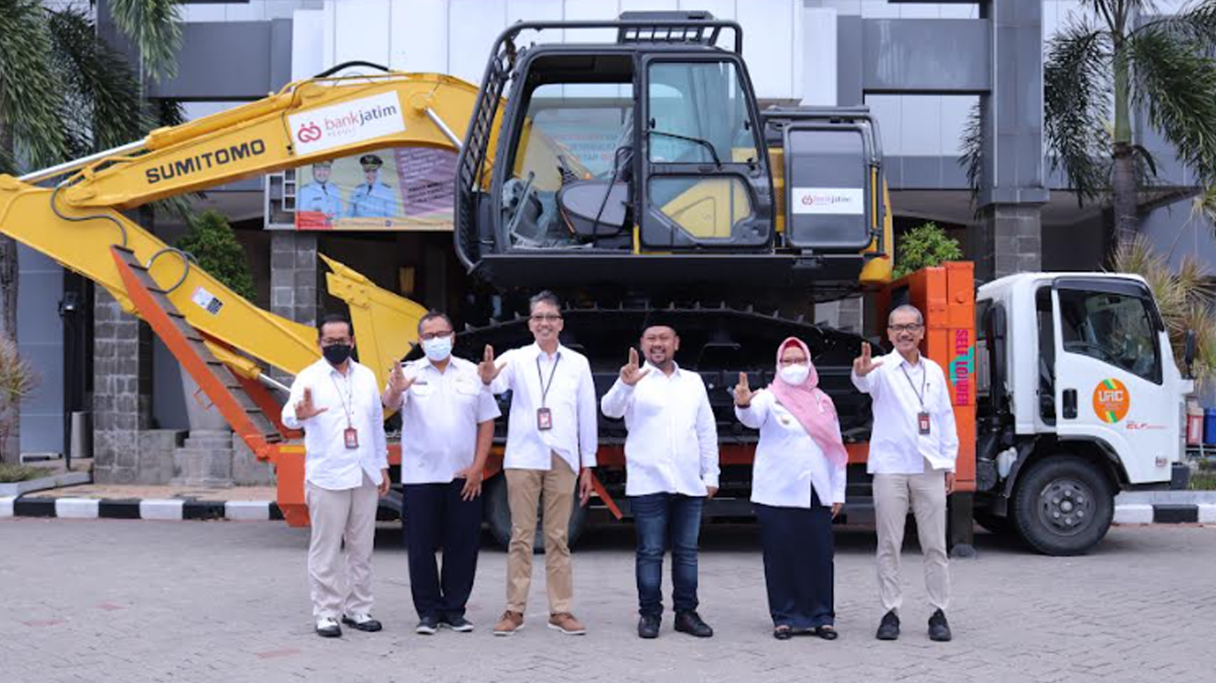 excavator-csr-bank-jatim-diserahkan-langsung-ke-pemkab-gresik.jpg