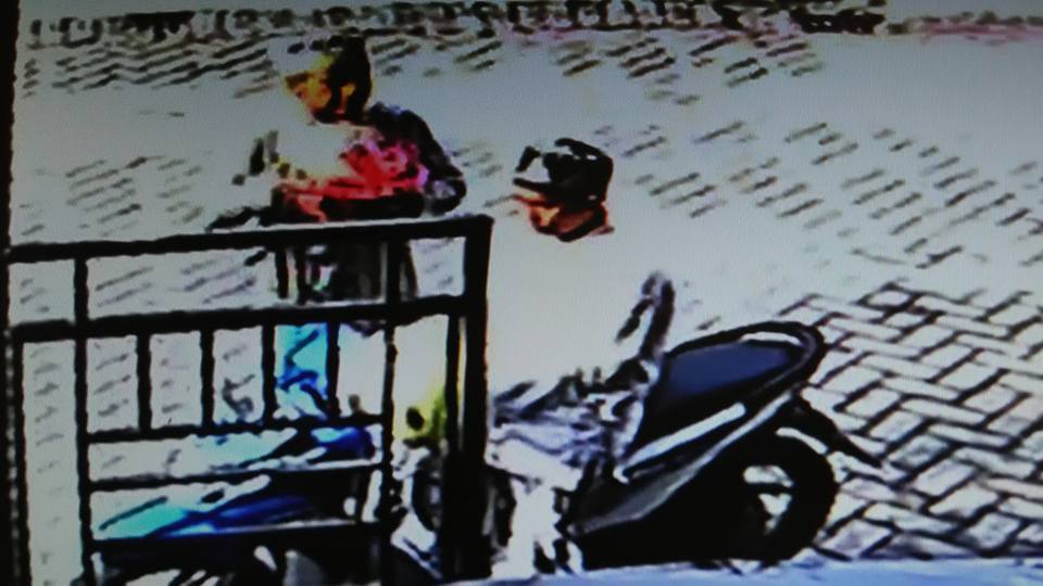 Aksi Maling Bersarung dan Berkopyah Terekam CCTV