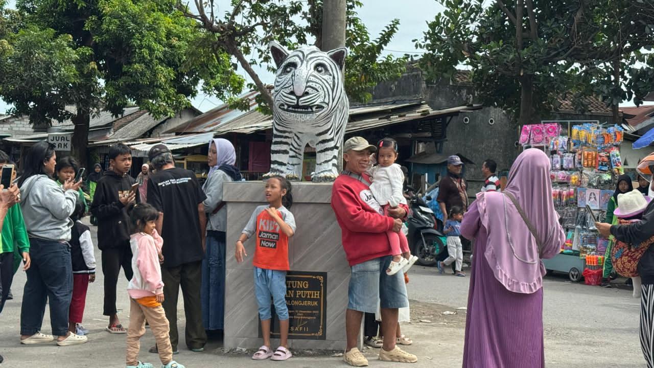 film-patung-macan-putih.jpg