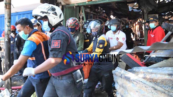 foto-evakuasi-korban-ruko-jalan-kranggan-surabaya-terbakar.jpg