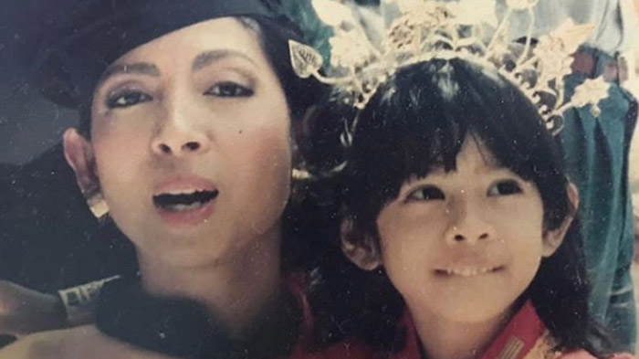 Gigi Tak Rata dan Amat Kurus, Siapa Sangka Bocah Baju Merah Ini Tumbuh Jadi Wanita Terfenomenal