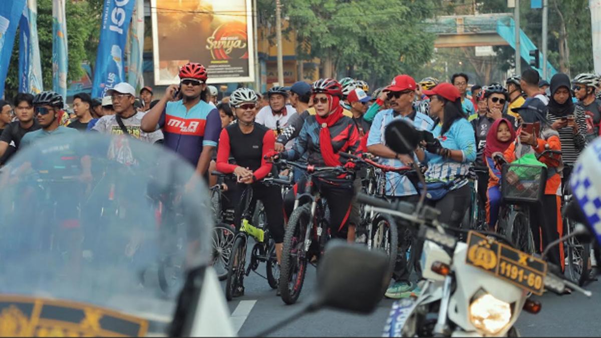 Ribuan Pesepeda Meriahkan Lamongan Bhayangkara Fun Bike 2026 di Alun-Alun - Surya.co.id