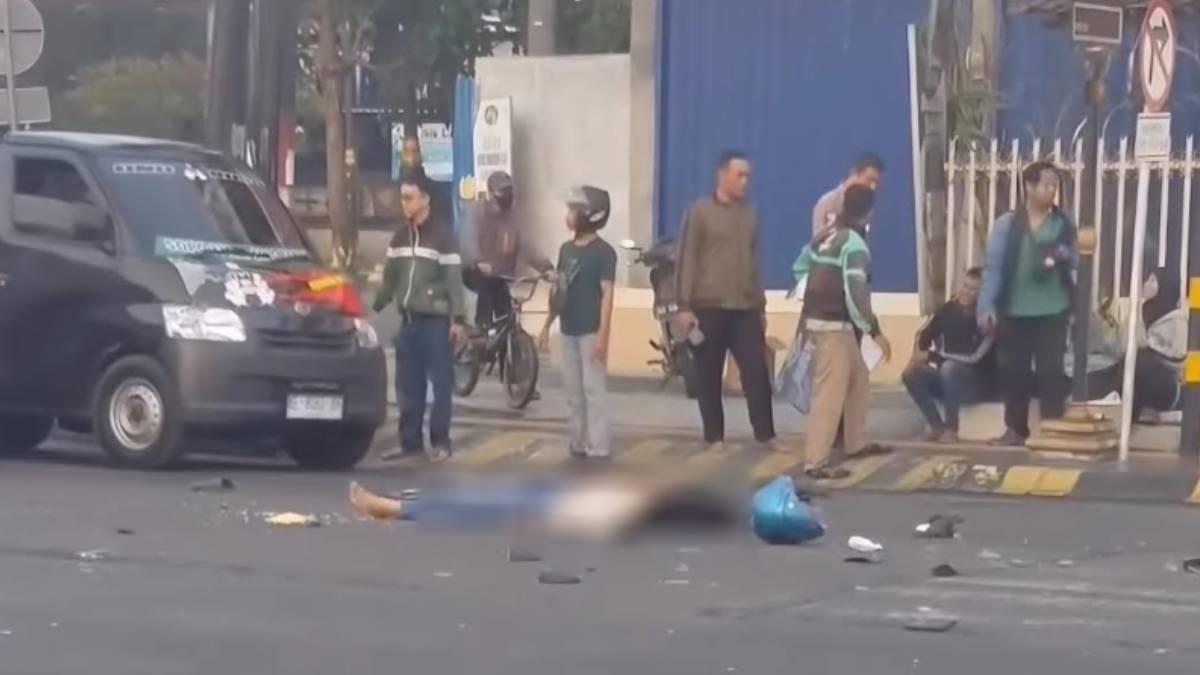 Truk Hantam 3 Motor di Lampu Merah Kota Madiun, Seorang Pengendara Perempuan Tewas