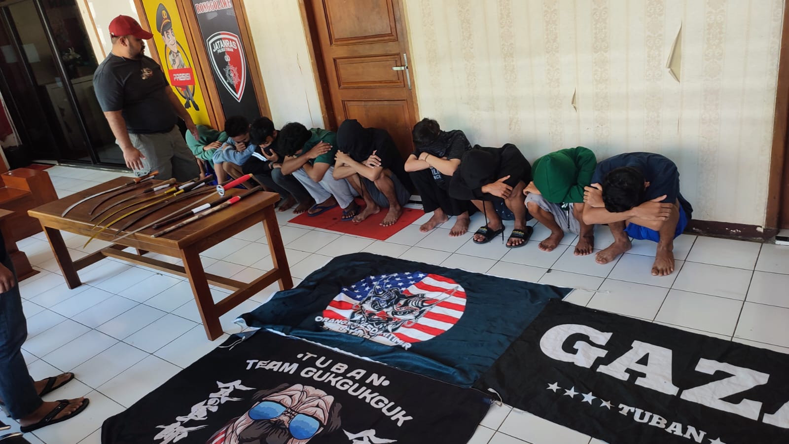 Belasan Anggota Gangster di Tuban Diringkus, Polisi Amankan Parang dan Samurai