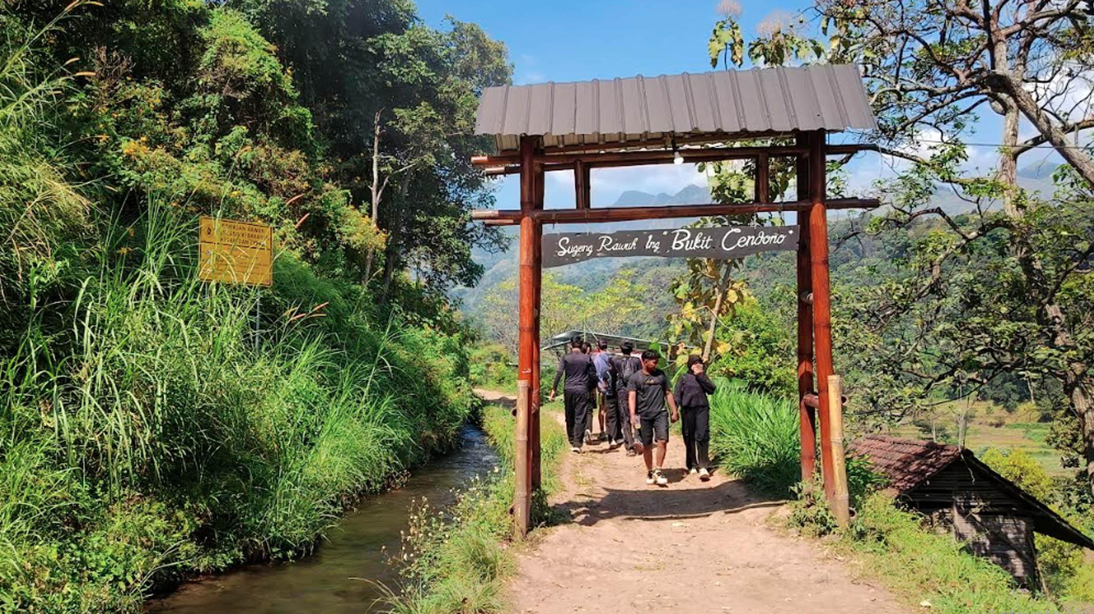 Wisatawan Pendakian Bukit Cendono Membeludak Saat Liburan Sekolah, Padahal Bukan Jalur Enteng - Surya.co.id