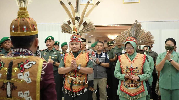 gelar-adat-untuk-jenderal-dudung-abdurachman-bertambah-lagi-kini-dari-suku-dayak-kalimantan-tengah.jpg