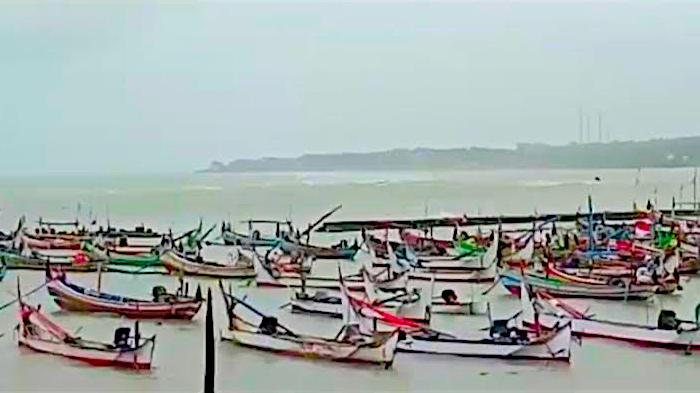 gelombang-tinggi-di-pesisir-lamongan.jpg