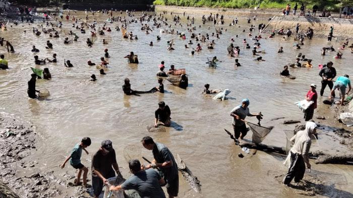 Ribuan Orang Ikuti Geropyok Ikan di Jembangan Kediri, Pesta Rakyat Untuk Jaga Kelestarian Sumber Air