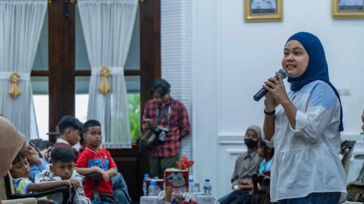 Nila Yani Sambut Kepulangan Anak Pekerja Migran Indonesia di Kabupaten Gresik - Surya.co.id