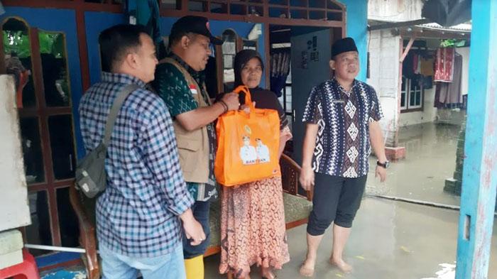 Bantuan Ratusan Paket Sembako untuk Warga Terdampak Banjir Bengawan Solo di Gresik