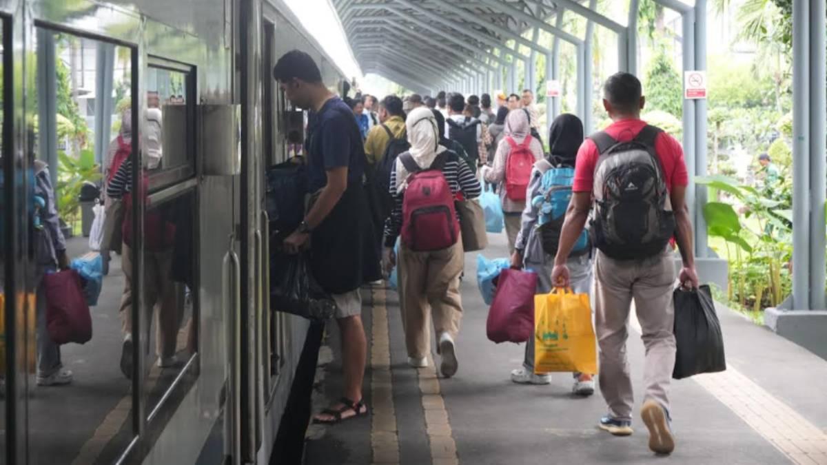 gubeng-pulang-ke-kampung-halaman-menggunakan-moda-transportasi-kereta-api.jpg