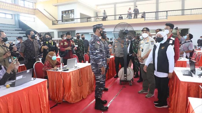 gubernur-khofifah-tinjau-vaksinasi-covid-19-di-gelora-pancasila-surabaya.jpg