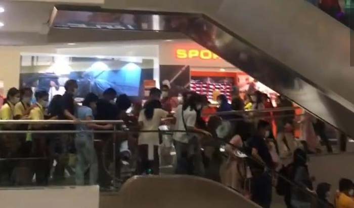 guncangan-gempa-malang-bikin-ratusan-pengunjung-tunjungan-plasa-surabaya-lari.jpg