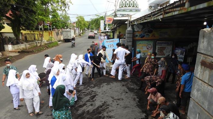 gundukan-pasir-menutup-jalan-masuk-ke-SMK-Wira-Yudha-Sakti-Nusantara-Lumajang.jpg