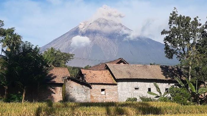gunung-semeru-erupsi-kembali-10122021.jpg