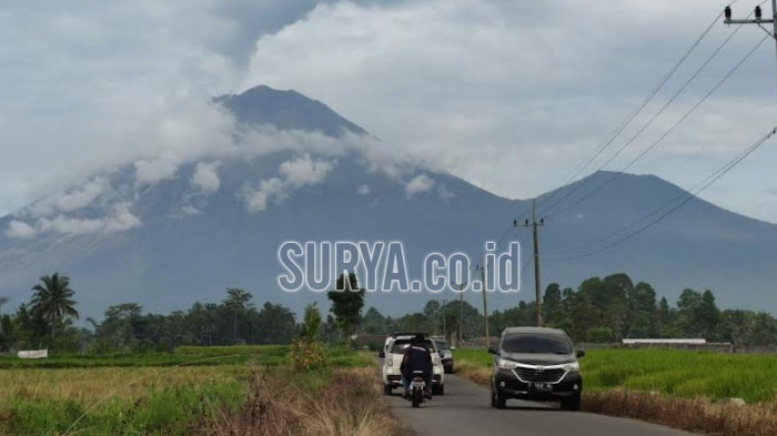 gunung-semeru-kembali-menyemburkan-awan-panas-selasa-7122021.jpg