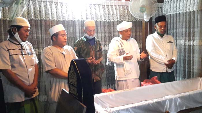 Tim Pemenangan Qosim - Alif (QA) Gelar Doa di Makam Sunan Giri