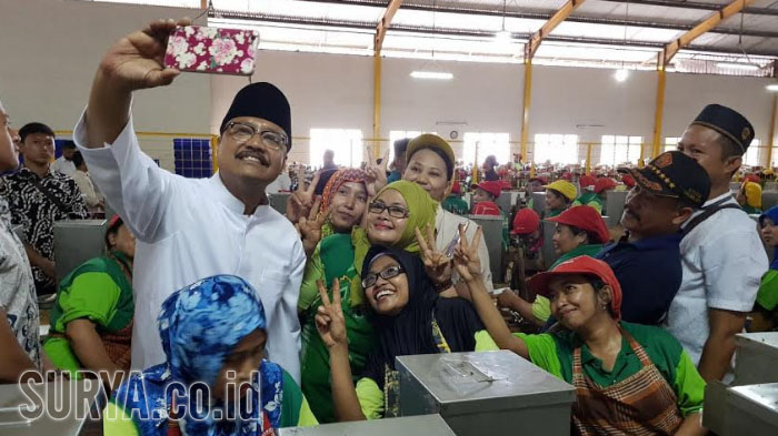 gus-ipul-sapa-buruh-pabrik-rokok-di-malang_20180215_170229.jpg