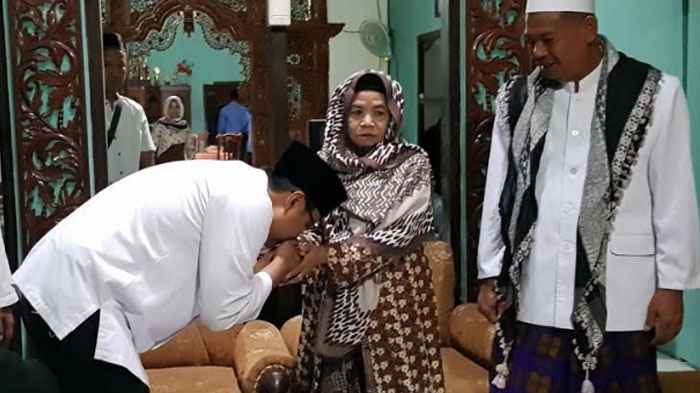 gus-ipul-sowan-kiai-di-hari-pertama-masa-kampanye-pilgub-jatim_20180215_184441.jpg