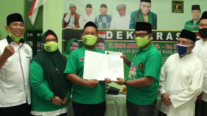 gus-yani-tiga-dari-kiri-memegang-rekom-ppp-bersama-ketua-dpc-ppp-achmad-nadhir-tiga-dari-kanan.jpg