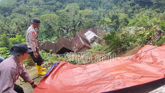 Petugas Pasang Terpal, Antisipasi Longsor Susulan di Kampak Kabupaten Trenggalek