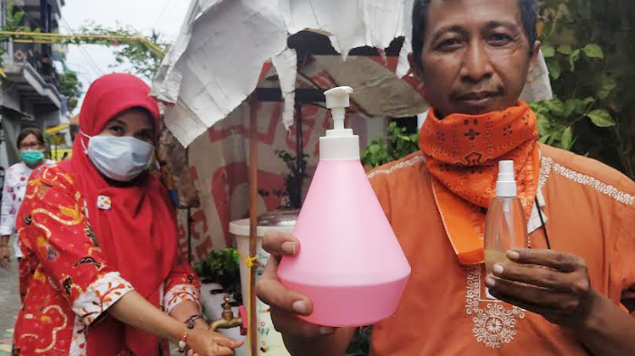 Hadapi Corona, Warga Ketabang Produksi Hand Sanitizer Sendiri