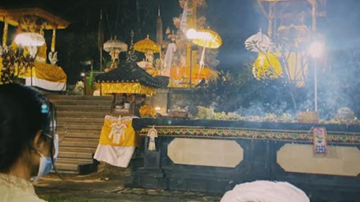 hari-raya-galungan-di-pura-luhur-dwijawarsa.jpg