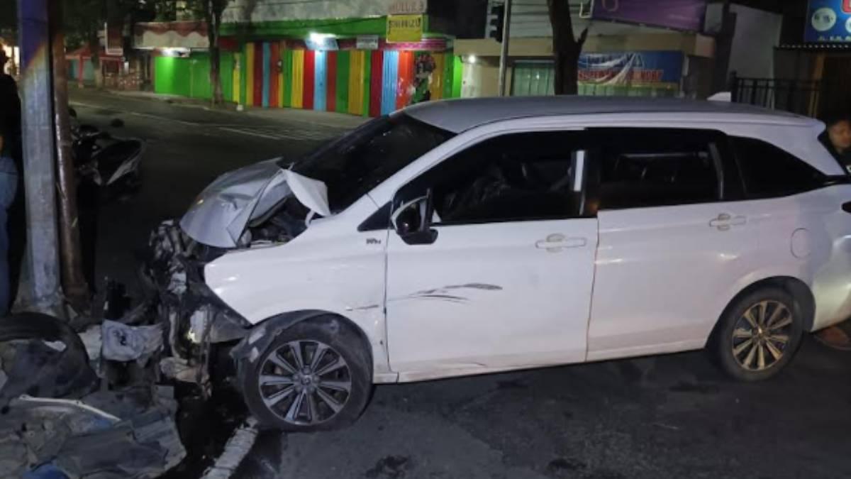 KRONOLOGI Laka Avanza di Jombang, Dua Motor Terlibat dan Satu Korban Dilarikan ke RS