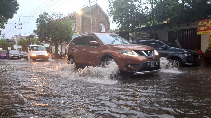 hujan-banjir-di-Magetan.jpg<pf>hujan-banjir-di-Magetan-2.jpg