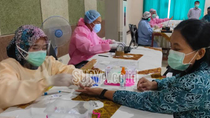 ibu-ibu-pkk-di-kota-malang-saat-menjalani-rapid-test.jpg