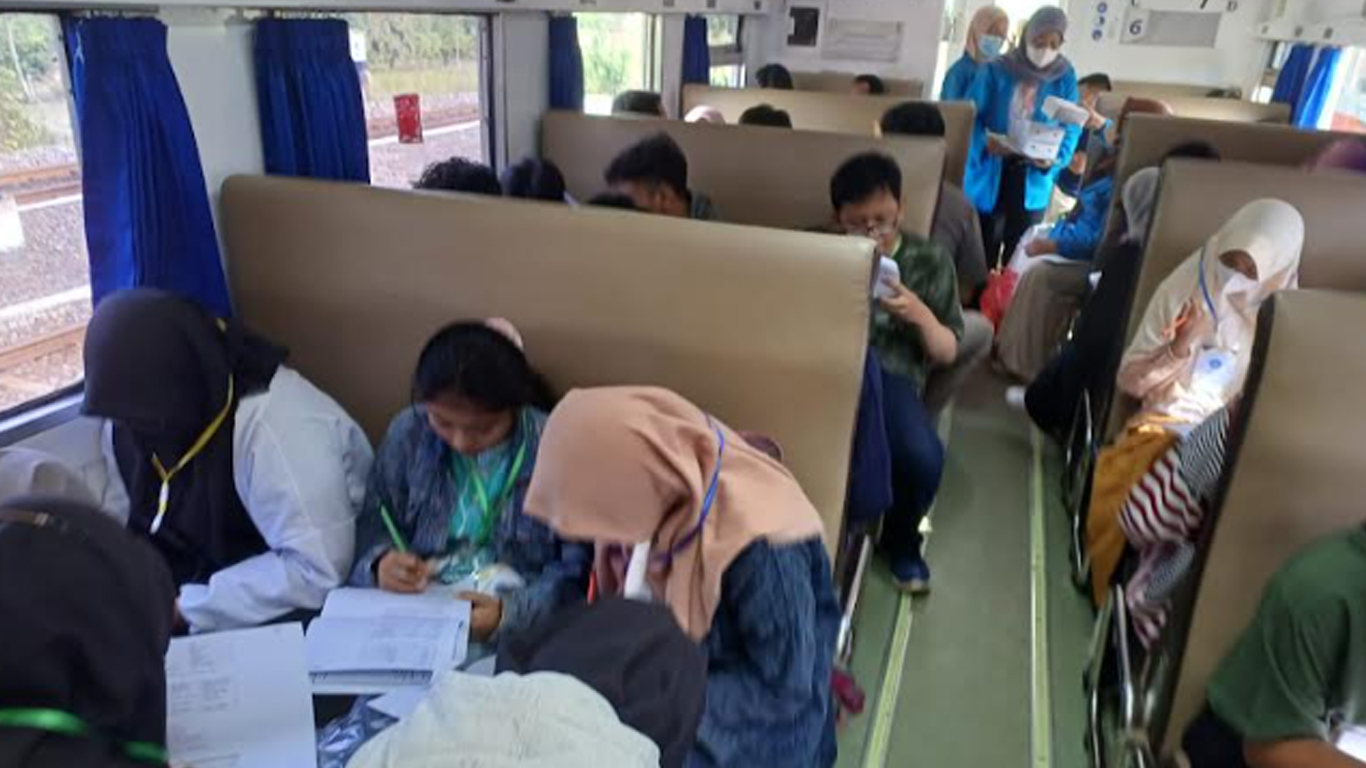ikip-widya-darma-surabaya-ajak-siswa-belajar-di-kereta-api.jpg