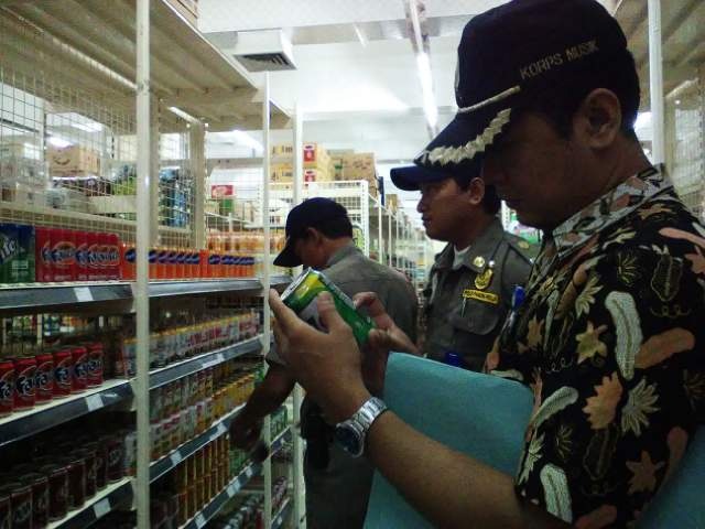 Tim Gabungan Temukan Buah Busuk dan Kaleng Rusak  di Supermarket