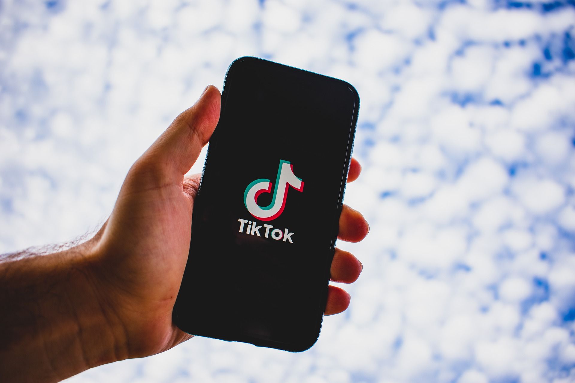 ilustrasi-cara-download-video-tiktok-tanpa-watermark.jpg