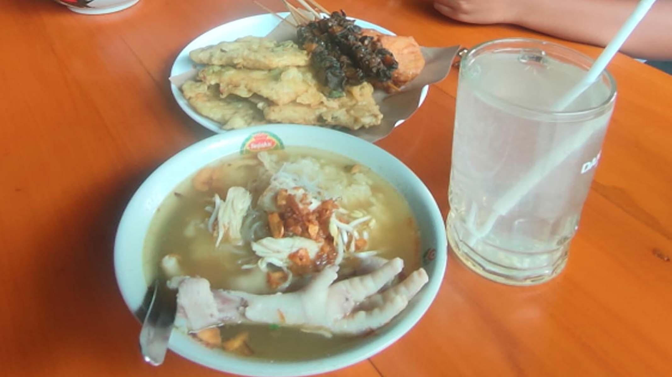 ilustrasi-kuliner-soto-ayam-soto-ceker-gorengan.jpg