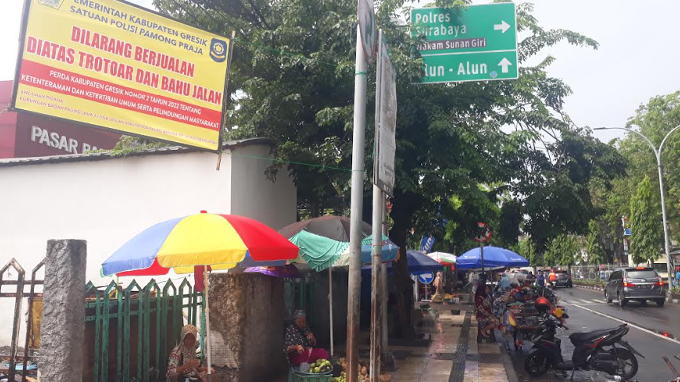 Pedagang Pasar Baru Gresik Resah Banyak yang Jualan di Trotoar, Satpol PP Langsung Tertibkan
