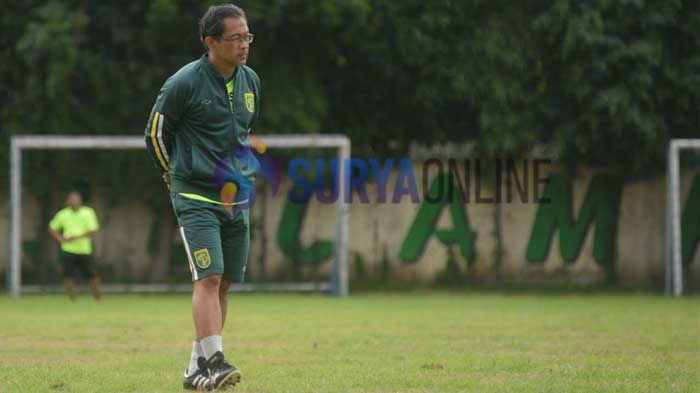 Respons Aji Santoso Soal Pemain Persebaya Ikut Kursus Kepelatihan