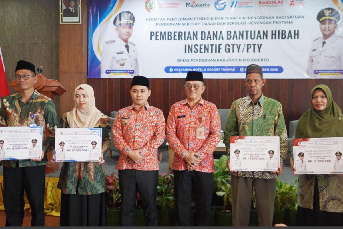 Tingkatkan SDM Dan Kesejahteraan, Pemkab Mojokerto Beri Insentif Untuk 931 Guru SD dan SMP