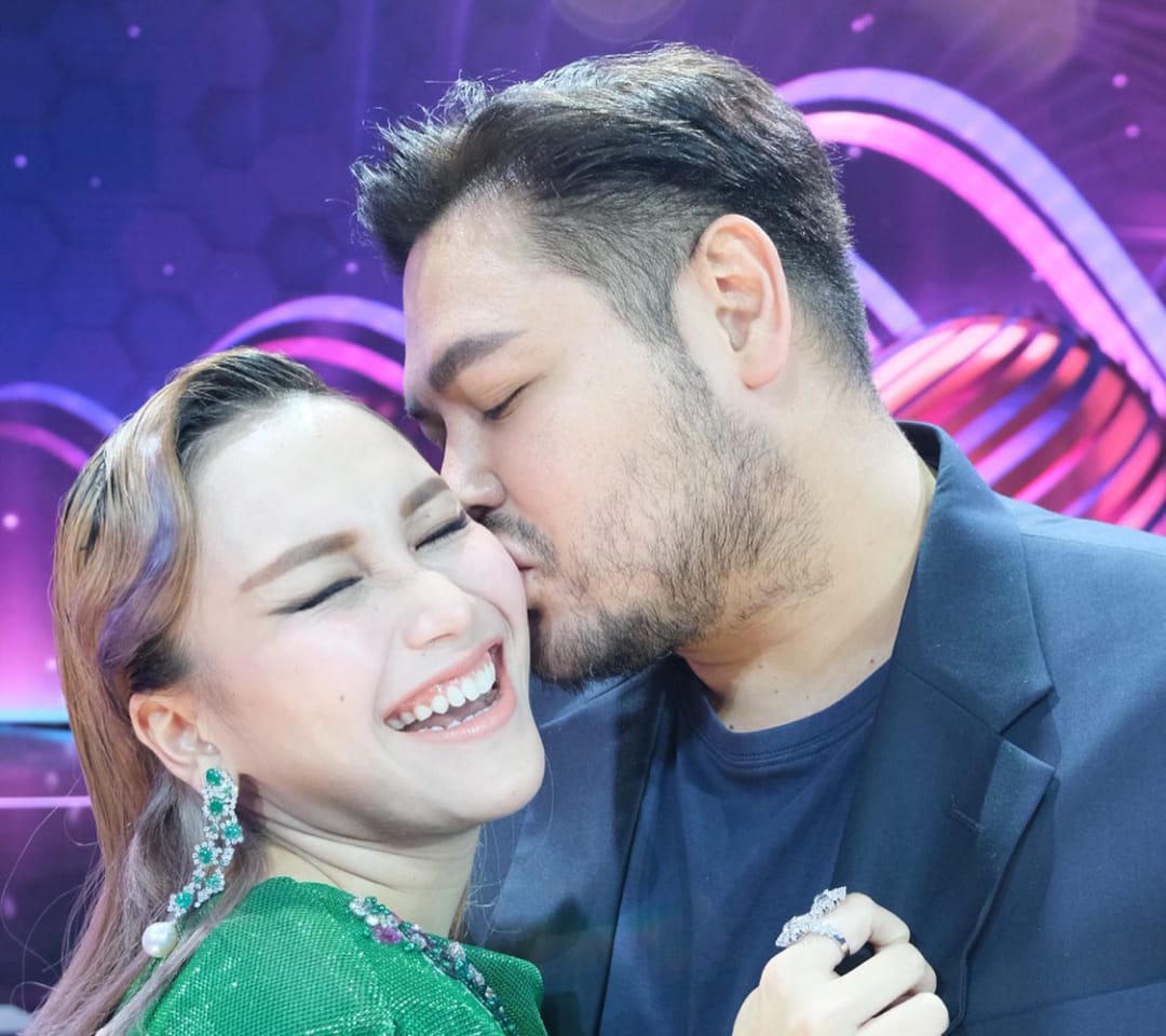 Ivan Gunawan Cium Mesra Ayu Ting Ting di Pipi dan Terima Banyak Dukungan, Tanda Punya Perasaan Sama?