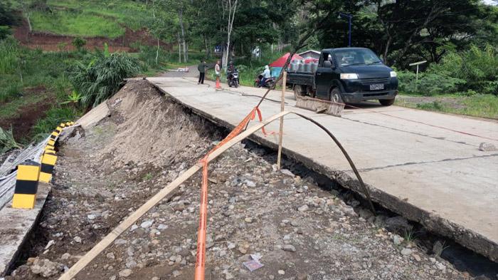 Longsor Putuskan Jalur Tulungagung-Ponorogo di Gunung Tugel, Jalur Alternatif Lewati Jalan Desa