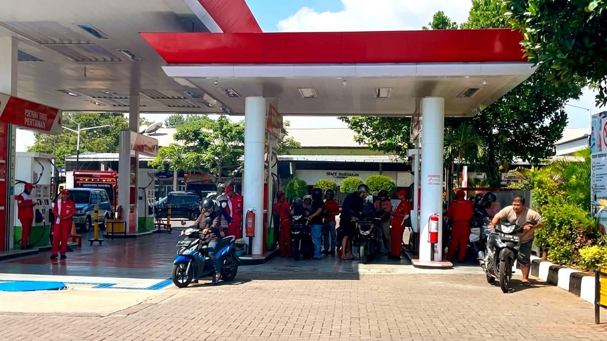 jalur-pengisian-Pertamax-di-SPBU-Pertamina-5462305-Sleko-Tuban-Jatim-tampak-lengang.jpg