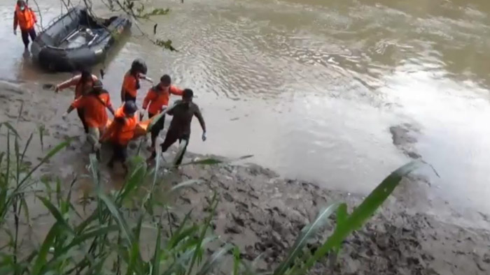 Pria Misterius Mengambang di Bengawan Madiun, Evakuasi Libatkan 6 Personel BPBD Ngawi