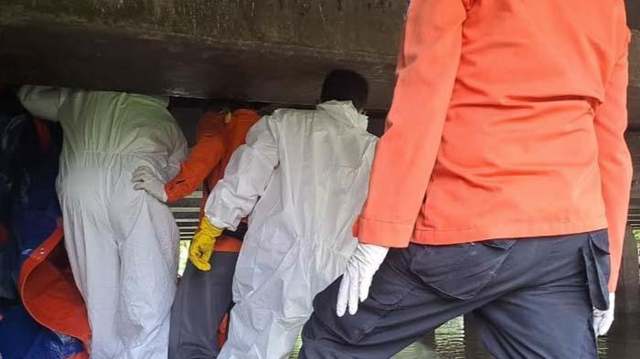 Curigai Bau Menyengat, Warga Temukan Jasad Pria di Bawah Jembatan Kembang Lor Plumpang Tuban