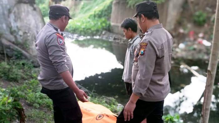 jasad-pria-mengambang-di-Sungai-Kecamatan-Balung-Jember-Jawa-Timur.jpg