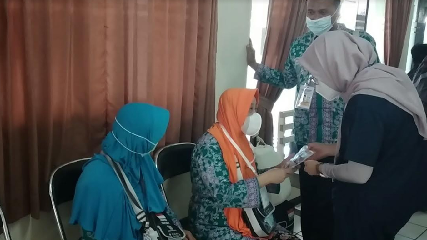 jemaah-haji-di-asrama-haji-embarkasi-surabaya.jpg