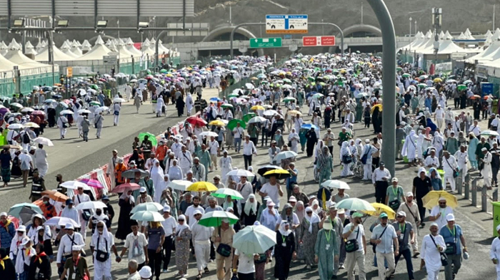 jemaah-haji-indonesia-meninggalkan-terowongan-mina.jpg