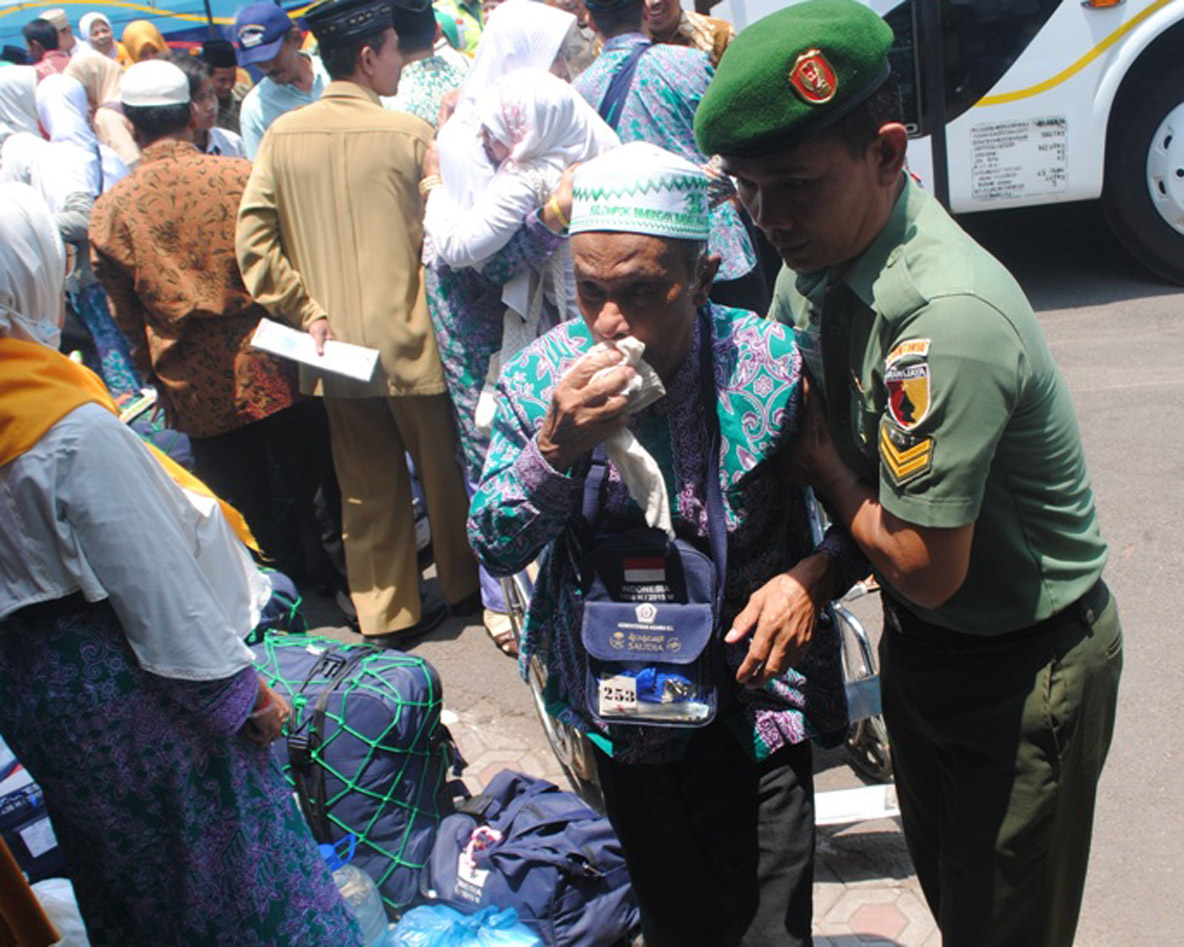 jemaah-haji-tiba-di-pendapa-kabupaten-jombang_20151005_185538.jpg
