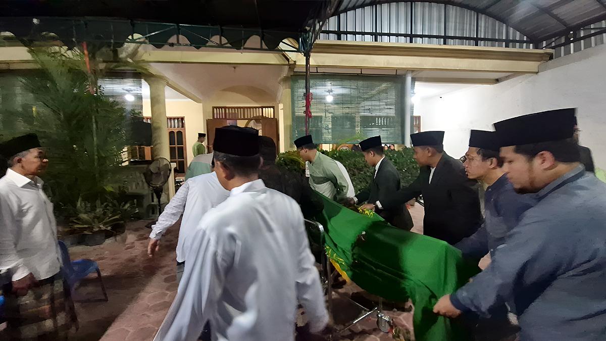 jenazah-KH-Amal-Fathullah-Zarkasyi-tiba-di-rumah-duka.jpg