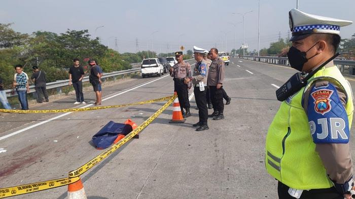 jenazah-pria-tanpa-identitas-tergeletak-di-Tol-Sumo.jpg