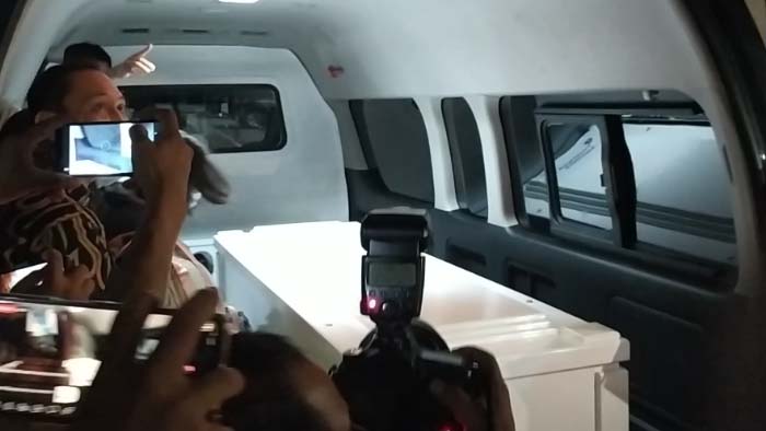 Jenazah Vanessa Angel dan Suaminya Dilepas Tangis Para Sahabat, Dibawa Dua Ambulans Menuju Jakarta